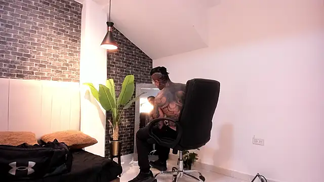 Snapshot of Dantesuarez28 chatting on 12-15-25, 12:42 Dantesuarez28 online show from 12-15-25, 12:42