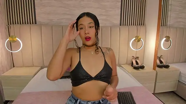 laura smith33 online show from 10-24-25, 02:46