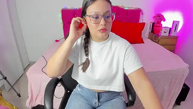 Snapshot of SofiaJoness_ chatting on 12-23-24, 03:29 SofiaJoness online show from 12-23-24, 03:29