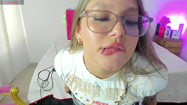 Snapshot of SofiaJoness_ chatting on 03-11-25, 09:15 SofiaJoness online show from 03-11-25, 09:15