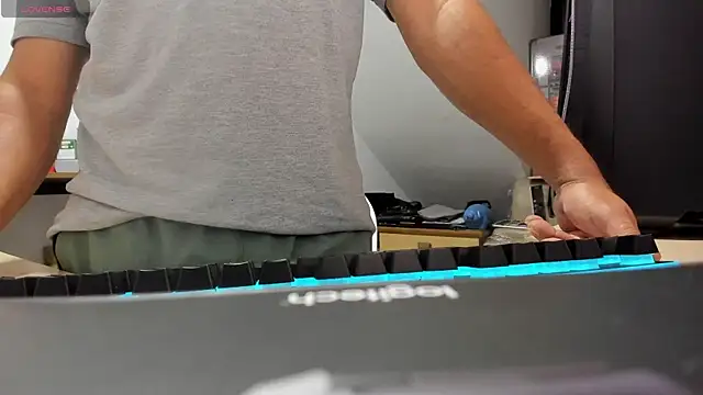 Jhonatan Morales S online show from 10-14-25, 05:41