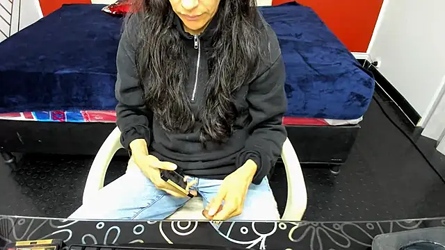 Abrillee1 online show from 01-10-25, 07:32