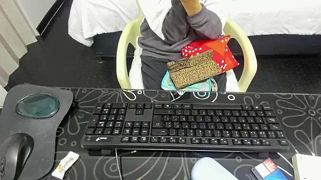 Abrillee1 online show from 03-01-25, 07:26