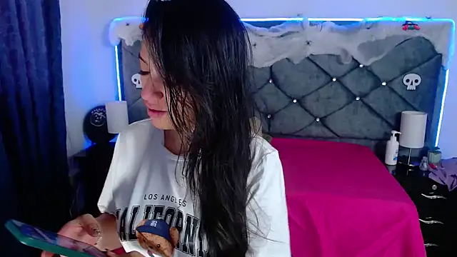 Snapshot of Julietacollins06 chatting on 10-24-25, 12:23 Julietacollins06 online show from 10-24-25, 12:23