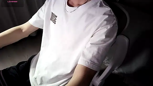 Snapshot of FEIYU001 chatting on 12-28-24, 11:52 FEIYU001 online show from 12-28-24, 11:52