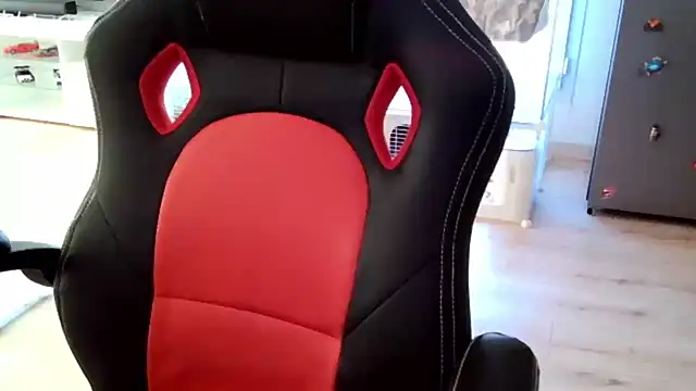 Snapshot of ElViko11 chatting on 11-18-25, 02:43 ElViko11 online show from 11-18-25, 02:43