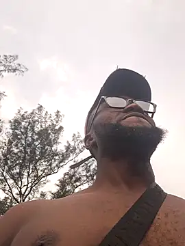 Snapshot of bull_Giant chatting on 10-05-25, 01:42 bull Giant online show from 10-05-25, 01:42