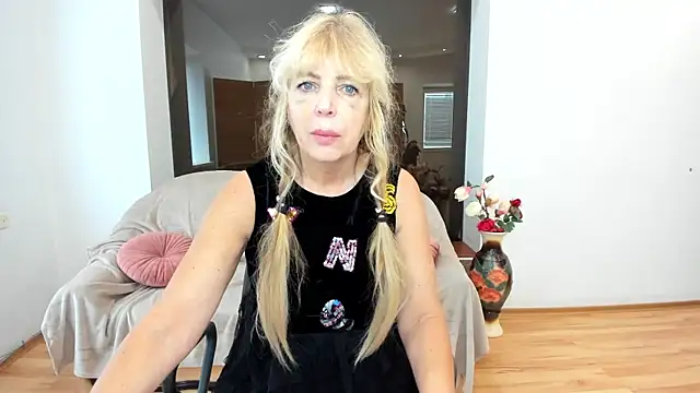 Snapshot of Anna_Diax chatting on 10-18-25, 11:44 Anna Diax online show from 10-18-25, 11:44