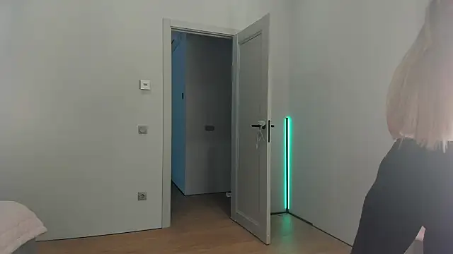 Snapshot of _cometoseeme_ chatting on 10-10-25, 02:16 cometoseeme online show from 10-10-25, 02:16