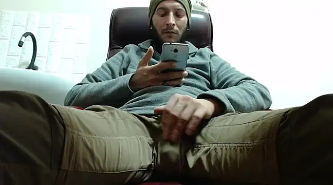 Snapshot of hardbigcock16 chatting on 12-14-24, 01:27 hardbigcock16 online show from 12-14-24, 01:27