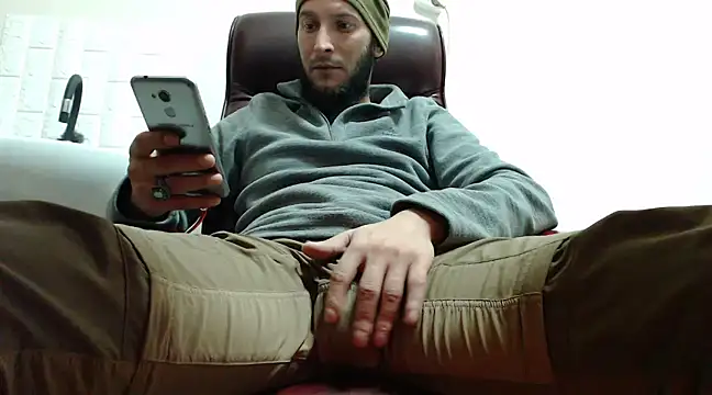 Snapshot of hardbigcock16 chatting on 12-24-24, 10:33 hardbigcock16 online show from 12-24-24, 10:33