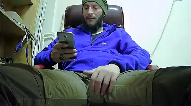 Snapshot of hardbigcock16 chatting on 01-15-25, 10:06 hardbigcock16 online show from 01-15-25, 10:06