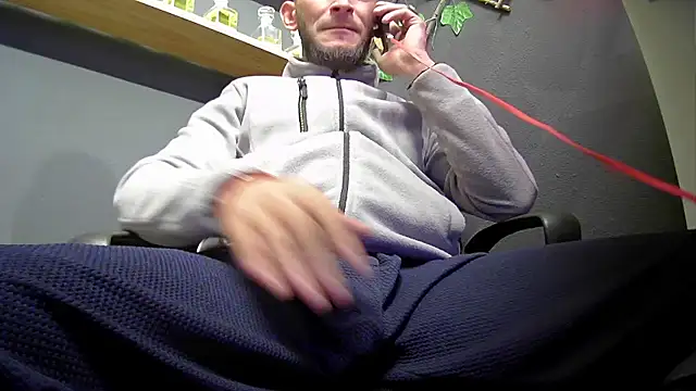 Snapshot of hardbigcock16 chatting on 10-16-25, 06:36 hardbigcock16 online show from 10-16-25, 06:36