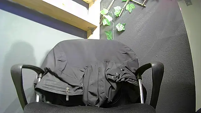 Snapshot of hardbigcock16 chatting on 10-18-25, 06:48 hardbigcock16 online show from 10-18-25, 06:48