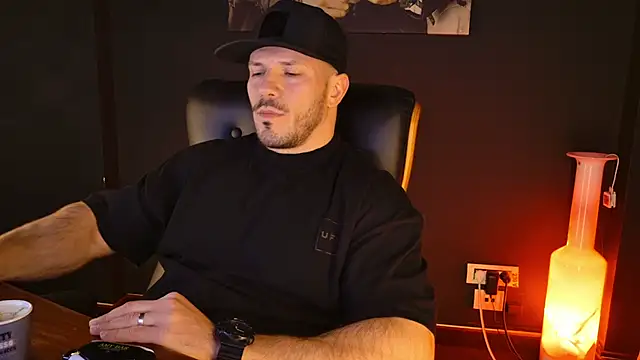 Snapshot of AngeloEric chatting on 12-17-25, 02:23 AngeloEric online show from 12-17-25, 02:23