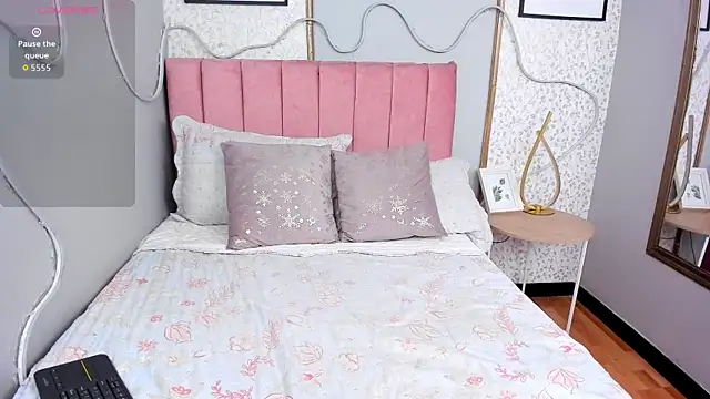 LARISSAEVANS online show from 11-26-25, 03:07