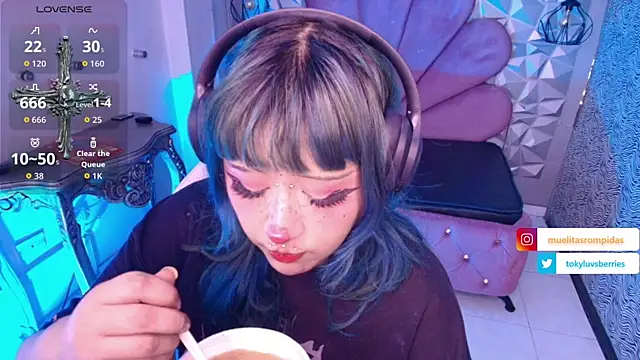 toky doll online show from 12-04-25, 08:17