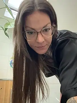 Snapshot of BrownieyQueen chatting on 11-06-25, 06:25 BrownieyQueen online show from 11-06-25, 06:25