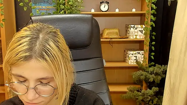 Moon13152 online show from 02-02-25, 03:32