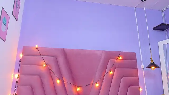 Snapshot of Beautifulskinny18 chatting on 11-18-25, 07:51 Beautifulskinny18 online show from 11-18-25, 07:51