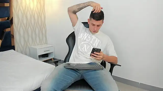 Snapshot of Yeiko_Romero_ chatting on 02-18-25, 05:21 Yeiko Romero online show from 02-18-25, 05:21