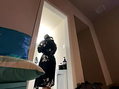 Snapshot of wynterheat chatting on 10-19-25, 01:17 wynterheat online show from 10-19-25, 01:17