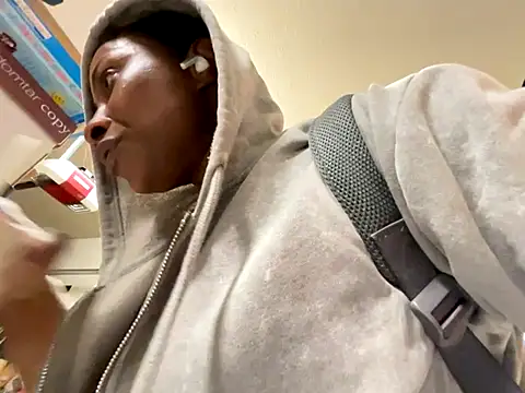 Snapshot of wynterheat chatting on 11-04-25, 12:15 wynterheat online show from 11-04-25, 12:15