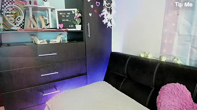 Emilytafur online show from 11-22-25, 05:45