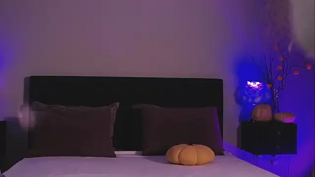 Denise Garciia online show from 10-10-25, 01:21