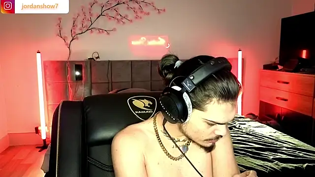 Snapshot of JordanShow chatting on 02-12-26, 03:51 JordanShow online show from 02-12-26, 03:51
