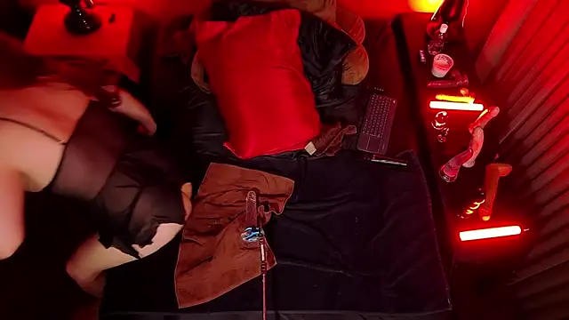 Snapshot of jennStarCD chatting on 12-22-24, 08:58 jennStarCD online show from 12-22-24, 08:58