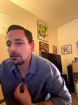 Snapshot of defbond420 chatting on 10-21-25, 09:37 defbond420 online show from 10-21-25, 09:37