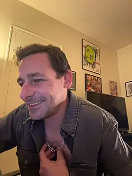 Snapshot of defbond420 chatting on 11-17-25, 09:09 defbond420 online show from 11-17-25, 09:09