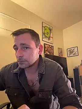 Snapshot of defbond420 chatting on 11-18-25, 11:37 defbond420 online show from 11-18-25, 11:37