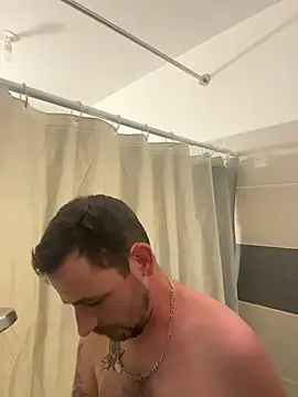 Snapshot of defbond420 chatting on 12-01-25, 12:43 defbond420 online show from 12-01-25, 12:43