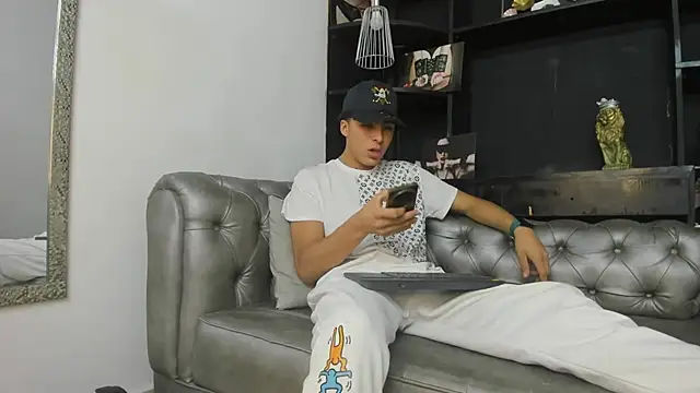 HeellBoy  online show from 10-10-25, 07:57