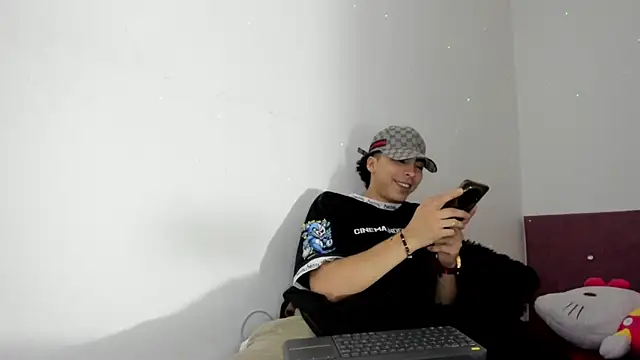 Snapshot of HeellBoy_ chatting on 12-21-25, 01:13 HeellBoy online show from 12-21-25, 01:13