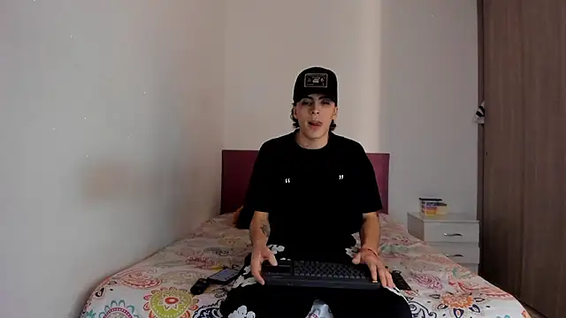 Snapshot of HeellBoy_ chatting on 02-28-26, 12:39 HeellBoy online show from 02-28-26, 12:39