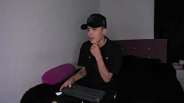 Snapshot of HeellBoy_ chatting on 04-06-26, 05:08 HeellBoy online show from 04-06-26, 05:08