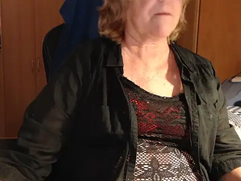 Snapshot of _sunshine__ chatting on 11-17-25, 04:35 sunshine online show from 11-17-25, 04:35