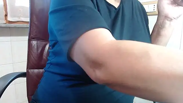 Snapshot of Foxlady2271 chatting on 10-28-25, 12:19 Foxlady2271 online show from 10-28-25, 12:19