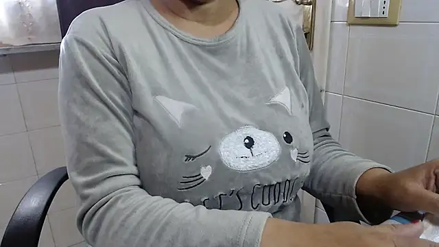 Snapshot of Foxlady2271 chatting on 11-09-25, 09:29 Foxlady2271 online show from 11-09-25, 09:29