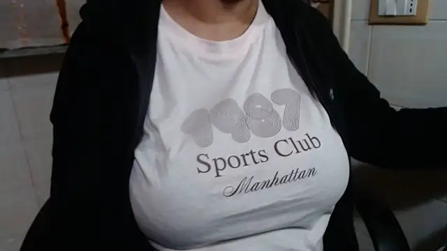 Snapshot of Foxlady2271 chatting on 11-13-25, 12:48 Foxlady2271 online show from 11-13-25, 12:48