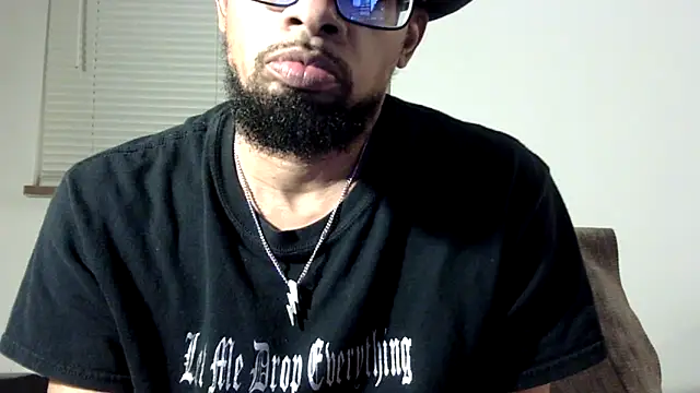 Snapshot of WhiskeyWood_DuhGOD chatting on 10-12-25, 01:26 WhiskeyWood DuhGOD online show from 10-12-25, 01:26