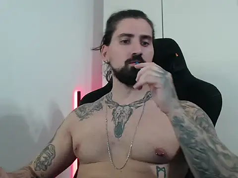 Snapshot of MateoHunk chatting on 09-30-25, 04:34 MateoHunk online show from 09-30-25, 04:34