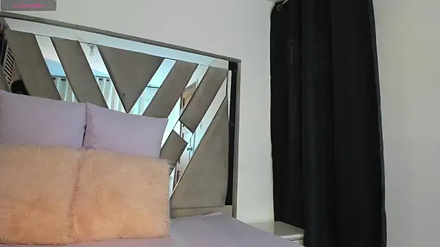 sara williams01 online show from 11-18-25, 01:04