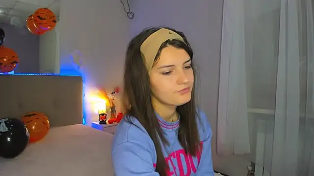 Laura Leee online show from 10-24-25, 05:26