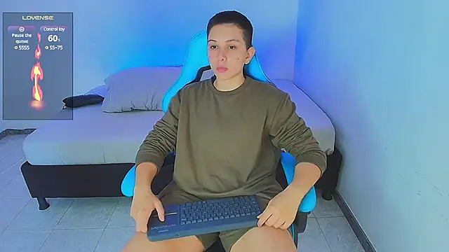 Snapshot of aron_wi chatting on 01-12-25, 08:03 aron wi online show from 01-12-25, 08:03