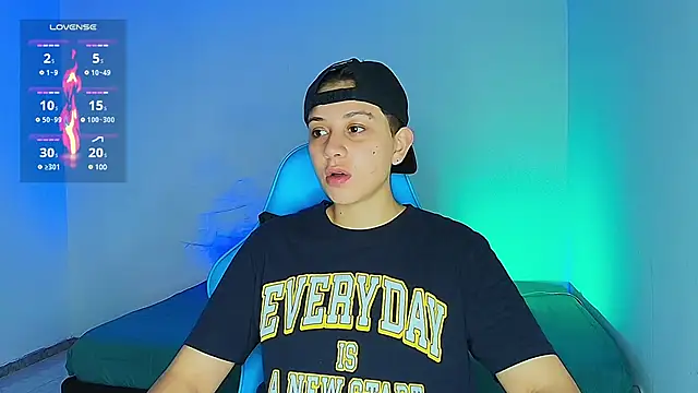 Snapshot of aron_wi chatting on 02-15-25, 12:33 aron wi online show from 02-15-25, 12:33