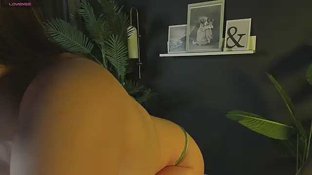 Snapshot of Chloe_Vixen chatting on 12-12-24, 03:16 Chloe Vixen online show from 12-12-24, 03:16